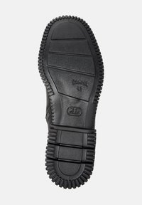Suela de zapato de goma negra con un diseño texturizado; presenta bordes estriados y un logo grabado. Forma plana y ancha para estabilidad.