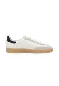 Sneaker bianco con pannello laterale beige, punta grigia, accentuazione nera sul tallone e suola in gomma color caramello. Presenta lacci bianchi e una texture liscia.