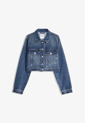 Sötétkék, cropped farmerdzseki megkopott textúrával, két elülső zsebbe dugható zsebbel, ezüst kiegészítőkkel és klasszikus gallérmintával.