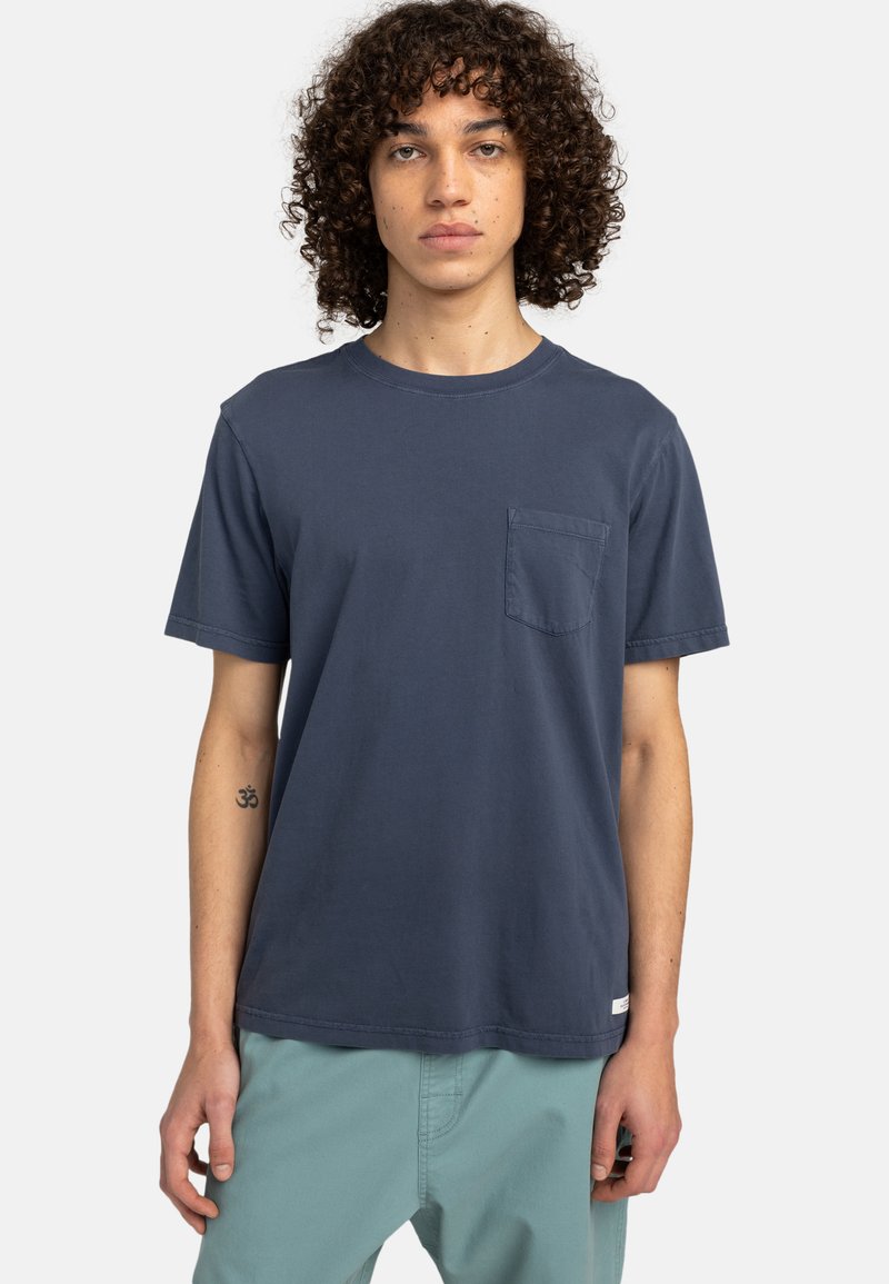 Navyblaue Baumwoll-T-Shirt mit Rundhalsausschnitt und kurzen Ärmeln. Verfügt über eine Brusttasche auf der linken Seite und eine lockere Passform.