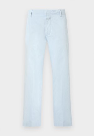 Pantalon bleu clair à jambes droites avec poches avant, passants de ceinture, et fermeture dissimulée par bouton et zip.