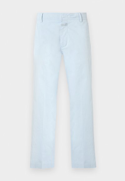 Φωτεινό μπλε παντελόνι ίσιας γραμμής με μπροστινές τσέπες, θηλιές για ζώνη και κρυφό κούμπωμα με κουμπί και φερμουάρ.