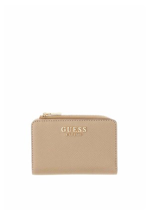 Portefeuille zippé beige Guess avec surface texturée et lettrage du logo doré "GUESS EST 1981" au centre avant.