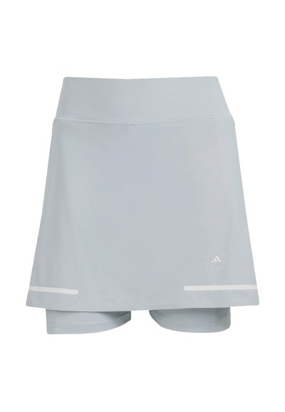 Skort deportivo de color gris claro hecho de tela que absorbe la humedad. Cuenta con una cinturilla ancha, shorts integrados y líneas blancas de acento.