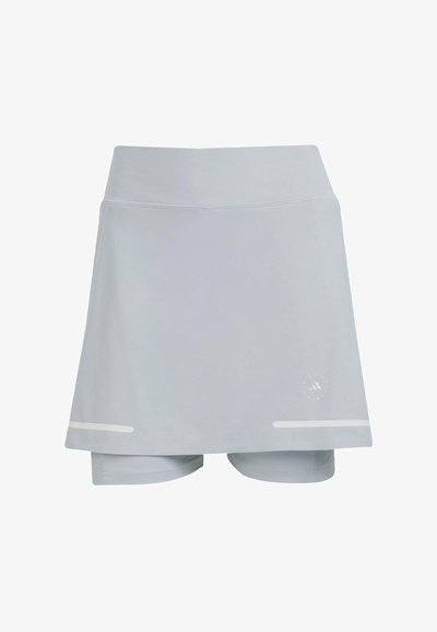 Skort deportivo de color gris claro hecho de tela que absorbe la humedad. Cuenta con una cinturilla ancha, shorts integrados y líneas blancas de acento.