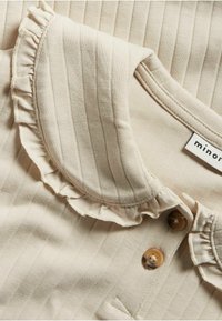 Beige gestreiftes Hemd mit einem Rüschkragen und zwei runden Knöpfen, mit einer glatten Textur und minimalistischen Designdetails.