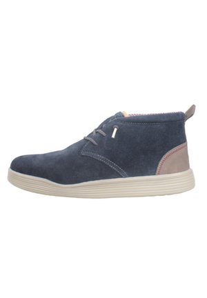 Stivaletti in suede blu navy con suola in gomma beige chiaro, lacci grigio chiaro e un accento in pelle marrone sul tallone.