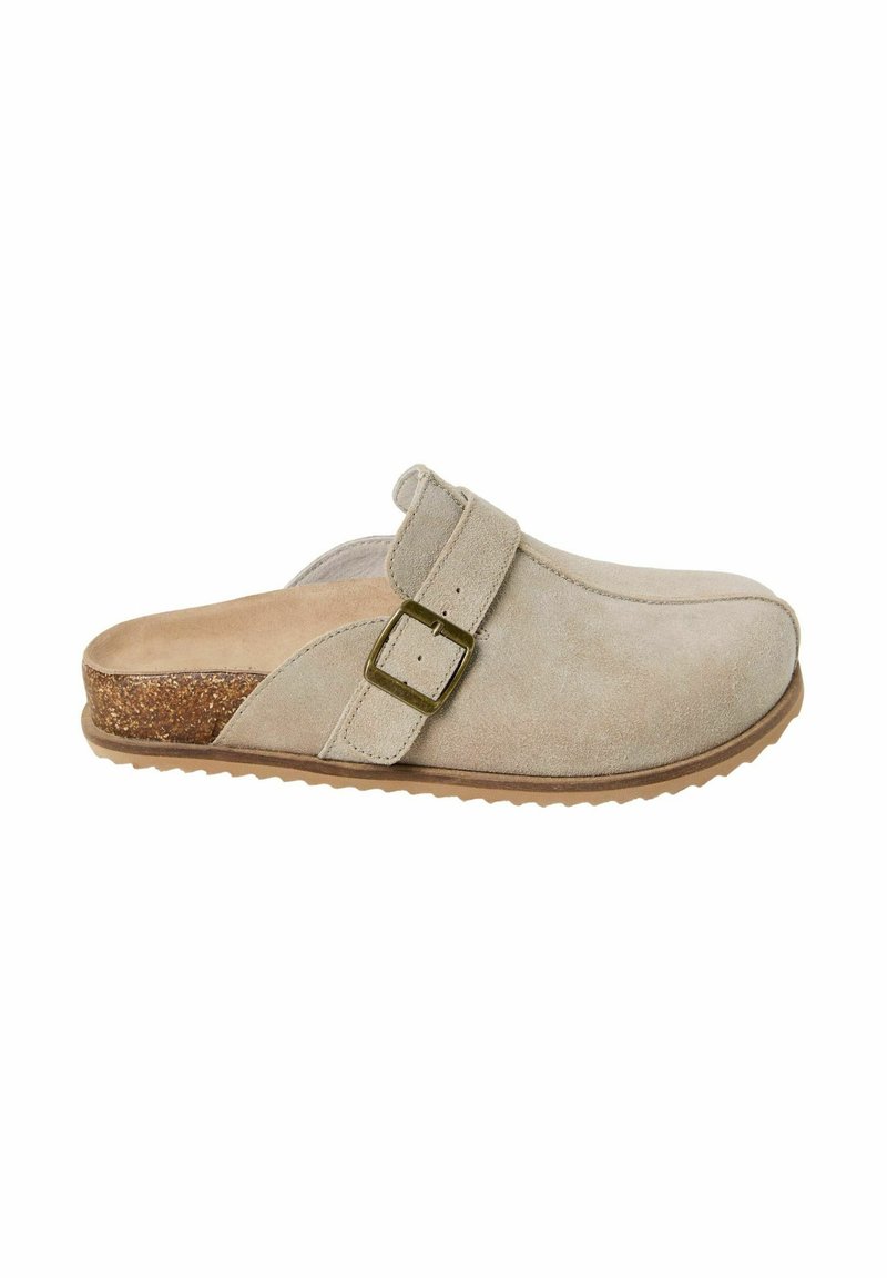 Beige Wildlederschuhe mit abgerundetem Zehenbereich, verstellbarem Riemen und einer strukturierten Korkakzent an der Ferse. Verfügt über eine Gummisohle für besseren Grip.