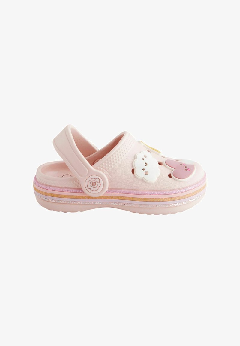 Sabot enfant rose avec décoration nuage et cœur, bride texturée et semelle rayée scintillante.