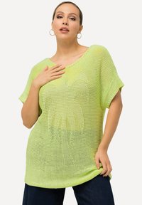 Gestrickter, übergroßer Pullover in Neon-Gelb mit lockerer Passform, ausgestattet mit einem Palmenmuster und kurzen Ärmeln.