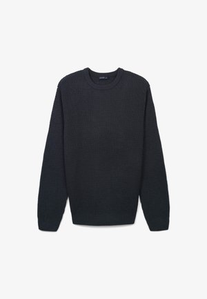 Dunkelblau gestrickter Pullover mit Rundhalsausschnitt, langen Ärmeln und gerippten Bündchen. Die Textur hat ein klassisches Waffelmuster.