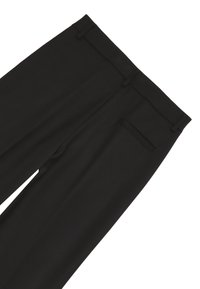 Pantaloni neri su misura in tessuto liscio; presentano una parte frontale piatta, passanti per cintura e una singola tasca sul retro per funzionalità.