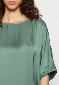 someday. ZATINI - T-shirt básica - pine green
