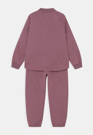 Quiltet mauve jakke- og buksetøjssæt med lange ærmer, ribstrikkede manchetter, elastiske ankler og subtilt geometrisk syningsmønster.