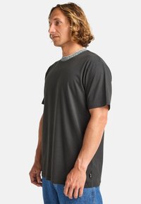 Dark gray short-sleeve T-shirt with a patterned neckline. Relaxed fit and soft texture, featuring a small brand label at the side.