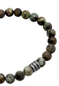 Perles en pierre vertes et brunes tachetées avec un intercalaire argenté métallique, formant un bracelet simple. Les perles sont rondes et varient en taille.