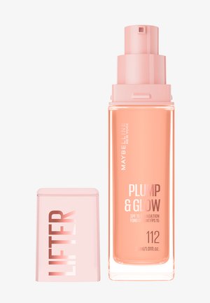 Durchsichtige rosa Pumpflasche mit Maybelline Plump & Glow SPF 15 Foundation, Farbton 112, mit entferntem Deckel, der mit "Lifter" beschriftet ist, vor weißem Hintergrund.