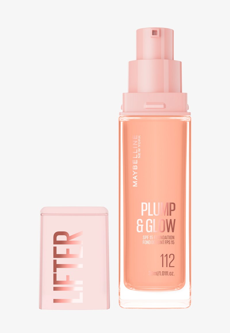Heldere roze fles met pompje van Maybelline Plump & Glow SPF 15 foundation, kleur 112, zonder dop met label "Lifter" op een witte achtergrond.