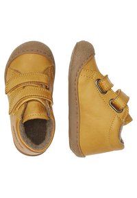 Leren schoenen in het geel met twee verstelbare klittenbandbanden, ronde neus, gestructureerde rubberen zool en zachte bruine voering.