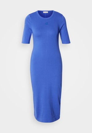 Robe bleue droite à manches courtes et décolleté rond, avec un petit logo brodé sur la poitrine. Design simple et élégant.