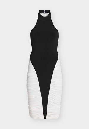 Čierne priliehavé šaty bez rukávov s viazaním za krkom, s bielymi nariasenými panelmi na bokoch, priliehavý strih a zapínanie na kľúčik na výstrihu.