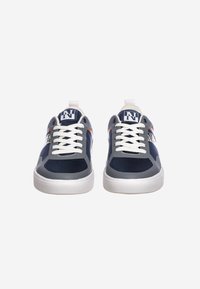 Sneaker navy e grigie con lacci bianchi, parte superiore in rete e sintetico, suola in gomma, logo sulla linguetta e accenti laterali a contrasto.