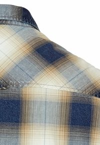 Karierte Hemd in Blau, Beige und Dunkelnavy. Verfügt über eine glatte Textur, einen klassischen Kragen und detaillierte Nähte entlang der Säume.