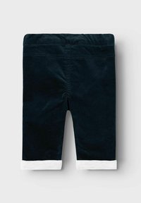 Pantaloni corti in corduroy blu navy con una texture morbida, caratterizzati da un risvolto bianco all'orlo e una cintura elastica per una vestibilità regolabile.