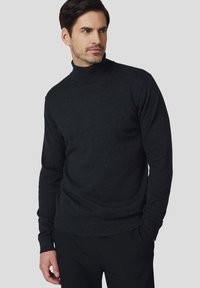 Męski ciemnoszary golf z miękkiego materiału. Posiada długie rękawy oraz ściągacze na mankietach i dole dla dopasowania. Prosty design.