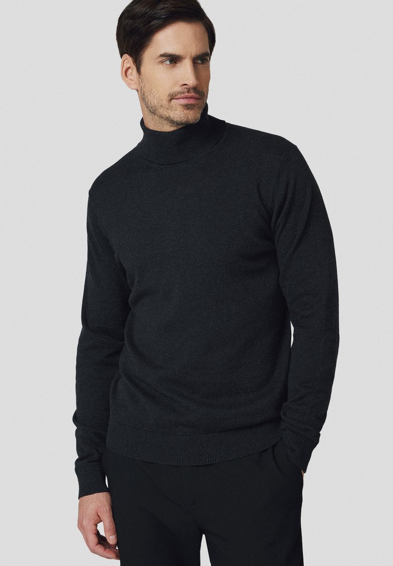 Męski ciemnoszary golf z miękkiego materiału. Posiada długie rękawy oraz ściągacze na mankietach i dole dla dopasowania. Prosty design.