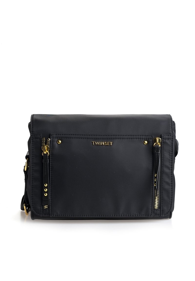 Borsa a tracolla in nylon nero con accessori dorati, caratterizzata da due tasche con zip e un accento logo. Design compatto con forma piatta e texture liscia.