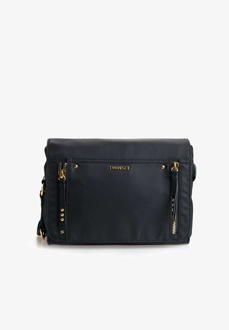 Borsa a tracolla in nylon nero con accessori dorati, caratterizzata da due tasche con zip e un accento logo. Design compatto con forma piatta e texture liscia.