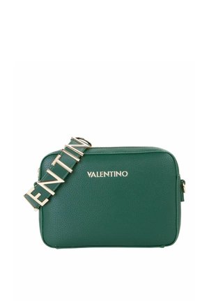 Sac bandoulière en cuir texturé vert Valentino avec logo doré à l'avant et grandes lettres en métal doré sur la sangle formant "ENTIN".