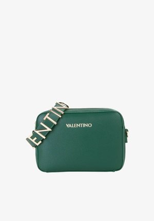 Sac bandoulière en cuir texturé vert Valentino avec logo doré à l'avant et grandes lettres en métal doré sur la sangle formant "ENTIN".