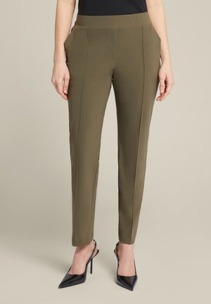 Olivengroene op maat gemaakte broeken met een slim fit, voorzien van zijzakken, subtiele stikdetails en een soepele, elastische stof.