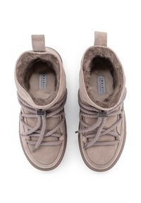 Brązowe zamszowe botki za kostkę z puszystym wnętrzem, grubymi plecionymi sznurówkami i pętelką z tyłu. Posiadają mały metalowy akcent na sznurówkach.