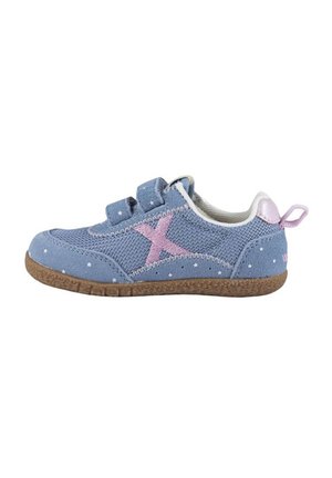 Zapato de lona azul con acentos rosas, correas de gancho y bucle, patrón de estrellas y una suela de goma. Presenta un pequeño lazo en la parte posterior para ponérselo fácilmente.