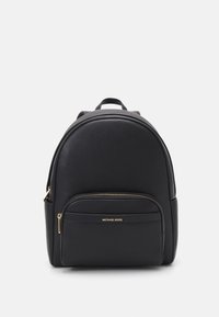 Sac à dos en cuir noir au format arrondi, surface textur�ée, avec poche zippée à l'avant et quincaillerie en ton doré. Arbore un logo distinctif à l'avant.