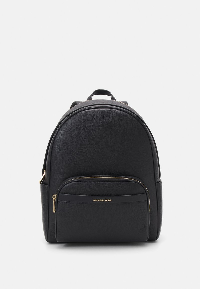 Sac à dos en cuir noir au format arrondi, surface texturée, avec poche zippée à l'avant et quincaillerie en ton doré. Arbore un logo distinctif à l'avant.