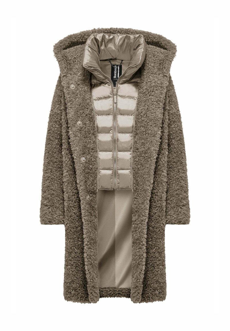 Lange, oversized jas van een gestructureerd, bruin, pluizig materiaal met een glanzende, beige binnenpufferjack en drukknoopsluiting.