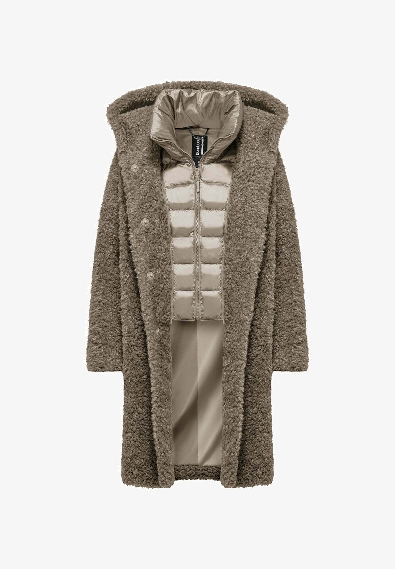 Lange, oversized jas van een gestructureerd, bruin, pluizig materiaal met een glanzende, beige binnenpufferjack en drukknoopsluiting.