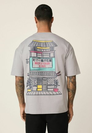 - T-shirt z nadrukiem