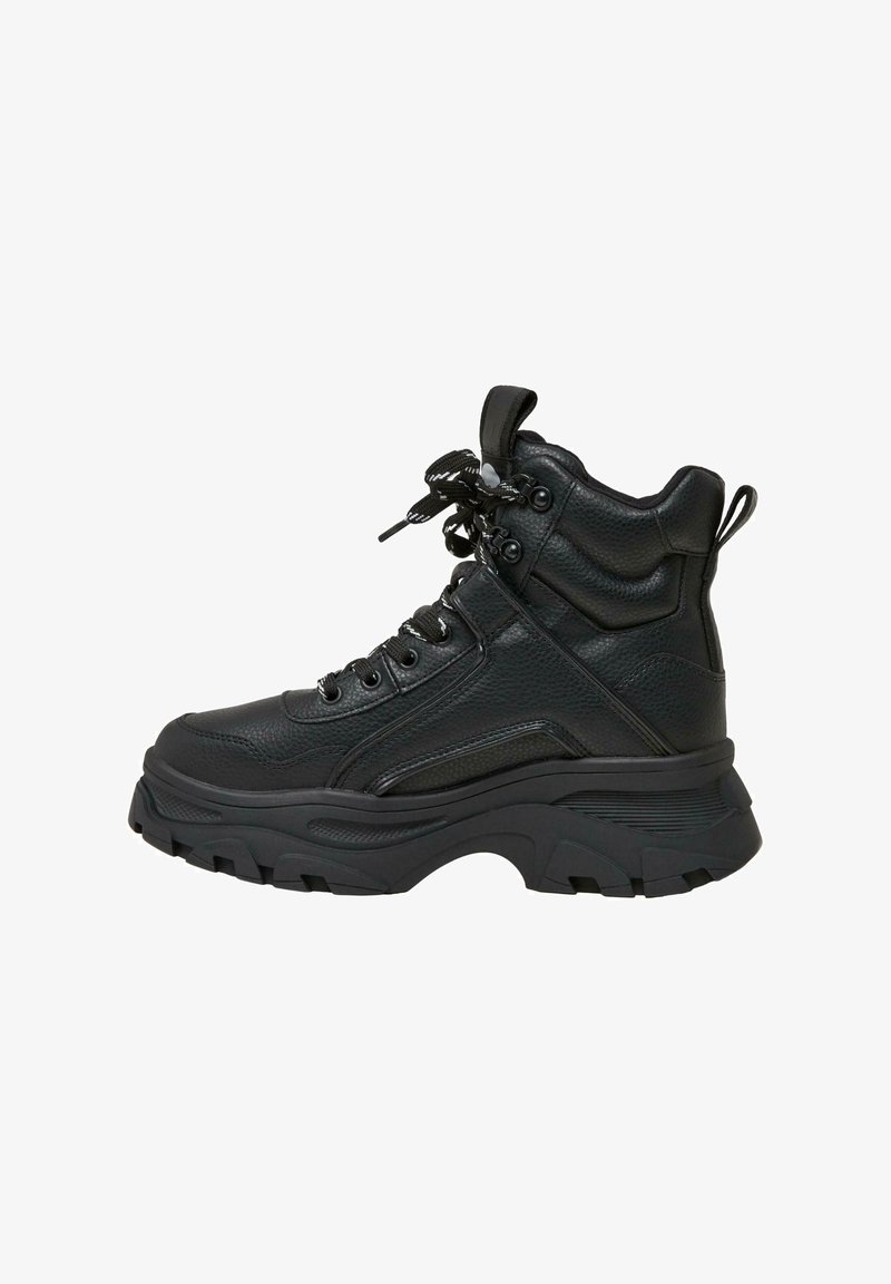 Schwarze klobige High-Top-Stiefel aus strukturiertem Leder, mit runden Schnürsenkeln, Metallösen und einer dicken, profilierten Sohle für Griff.