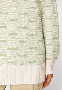 Object OBJINA TUNIC - Striktrøje - sandshell/fair green