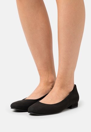 Černé baleríny z semiše mají zaoblenou špičku, nízký blokový podpatek a hladkou matnou texturu s širokým otevřeným střihem na nártu.