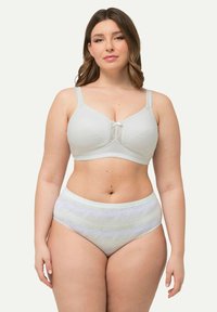Soutien-gorge sans fil gris clair avec des accents en dentelle, featuring un nœud central et des bonnets doux, associé à une lingerie taille haute blanche avec des motifs de vagues colorés.