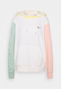 Mikina s kapucí s bílým tělem, levou mintově zelenou rukávou a pravou světle růžovou rukávou. Obsahuje šedé logo Nike a žluté akcenty.