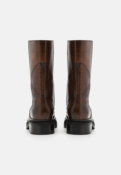 ECKHAUS LATTA STACKED BOOT - Čižmy na platforme - dark brown