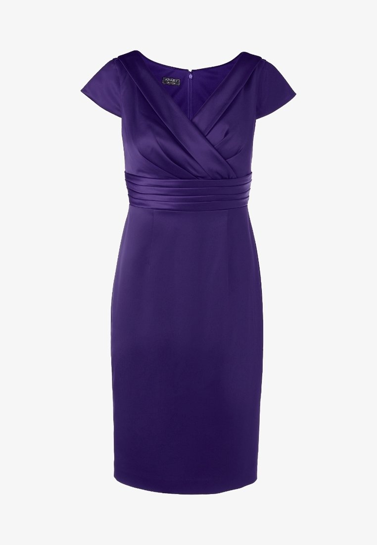 Robe violette mi-longue, manches courtes, col en V croisé et taille ajustée avec des plis horizontaux.