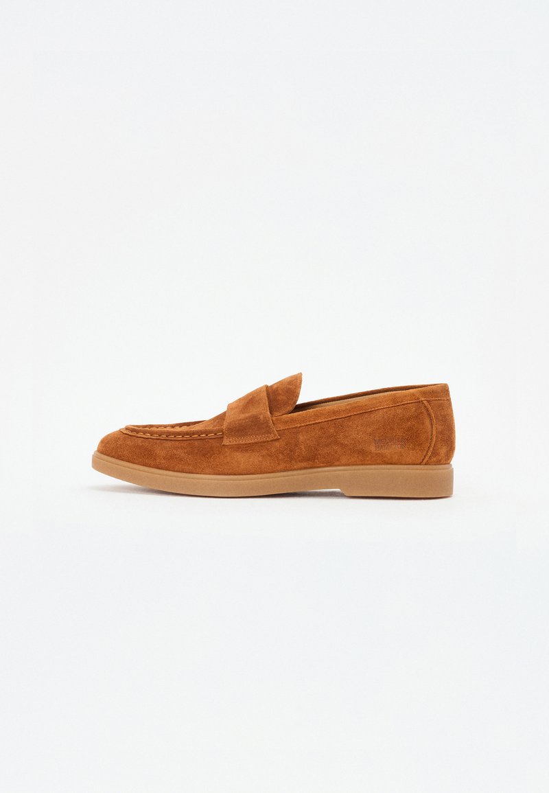 Suede Loafers in Mittelbraun mit einer gestickten Gestaltung, einer Schleifendetail an der Vorderseite und einer Gummisohle. Glatte Textur und runde Zehen.
